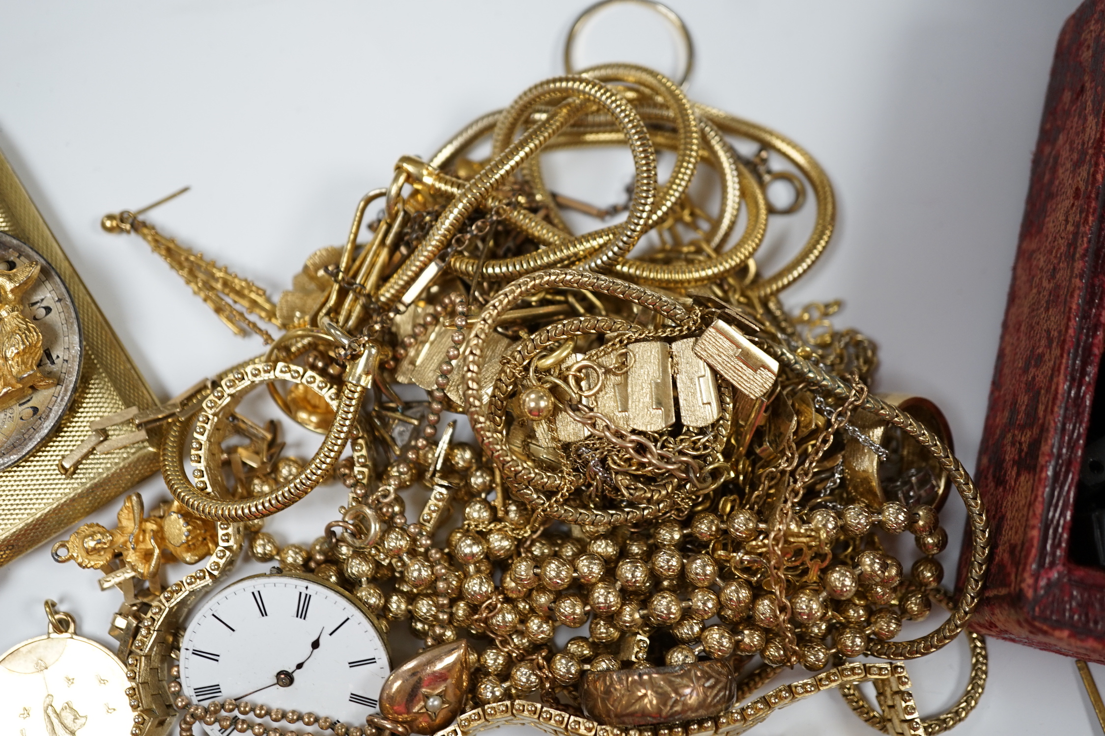 A quantity of assorted costume jewellery.